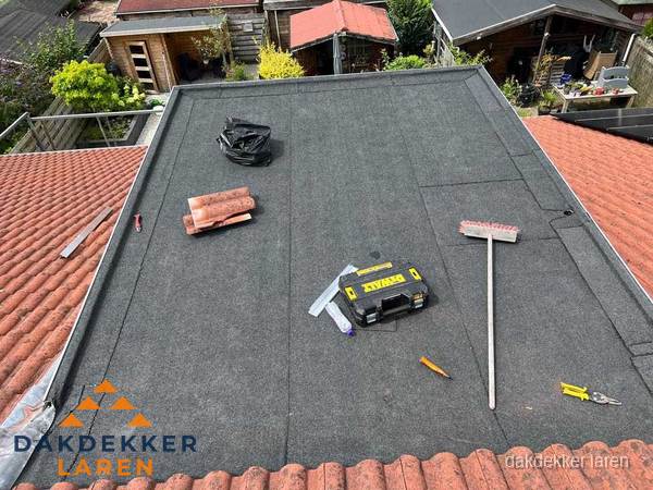 Nieuw plat dak met bitumen dakbedekking in Laren