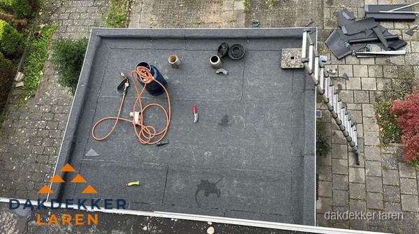 Plat dak met nieuwe bitumen bedekking in Laren