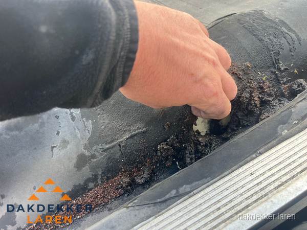 Schade aan bitumen dakbedekking op plat dak in Laren Schade aan bitumen dakbedekking op plat dak in Laren