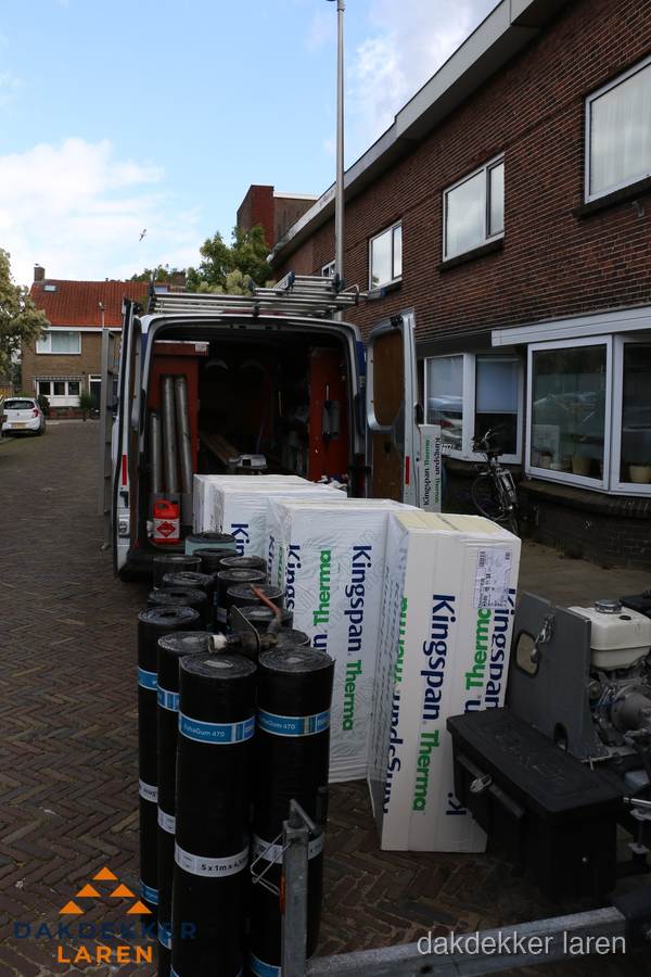 Levering van Kingspan isolatieplaten en bitumenrollen voor dakproject in Laren Levering van Kingspan isolatieplaten en bitumenrollen voor dakproject in Laren
