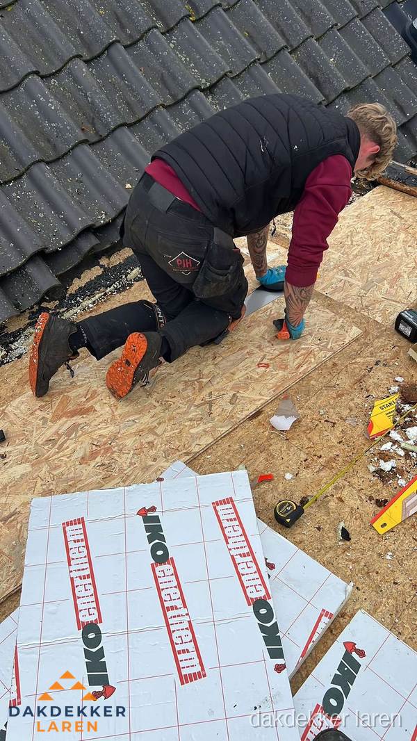 Dakdekker plaatst PIR-isolatieplaten op plat dak in Laren Dakdekker plaatst PIR-isolatieplaten op plat dak in Laren