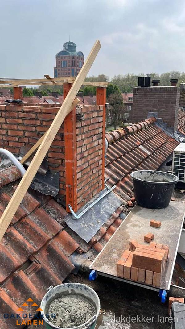 Schoorsteen renovatie met metselwerk op schuin dak in Laren