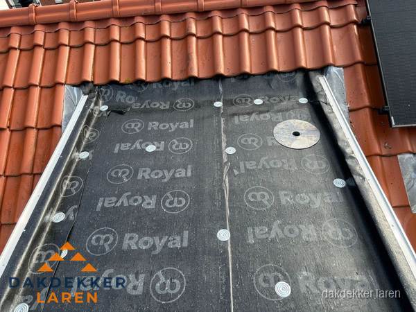 Nieuw dak met dakpannen en Royal onderlaag bij woning in Laren Nieuw dak met dakpannen en Royal onderlaag bij woning in Laren