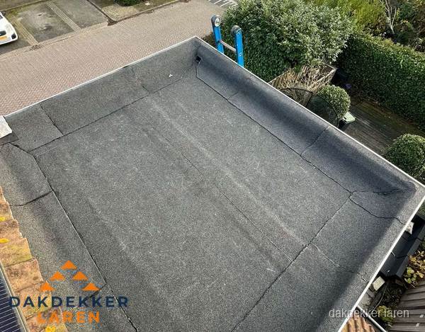 Gerenoveerd plat dak met nieuwe bitumen dakbedekking in Laren