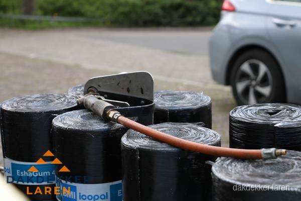 Rollen bitumen dakbedekking EshaGum klaar voor installatie in Laren Rollen bitumen dakbedekking EshaGum klaar voor installatie in Laren