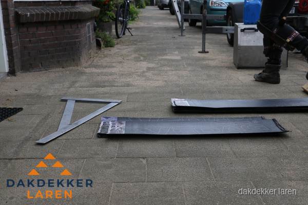Dakbedekkingsmateriaal en zinkwerk klaargelegd voor reparatie in Laren Dakbedekkingsmateriaal en zinkwerk klaargelegd voor reparatie in Laren