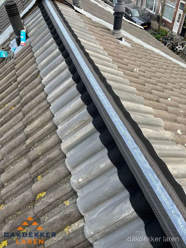 Nokvorst met Monier ventilatie op schuin pannendak in Laren
