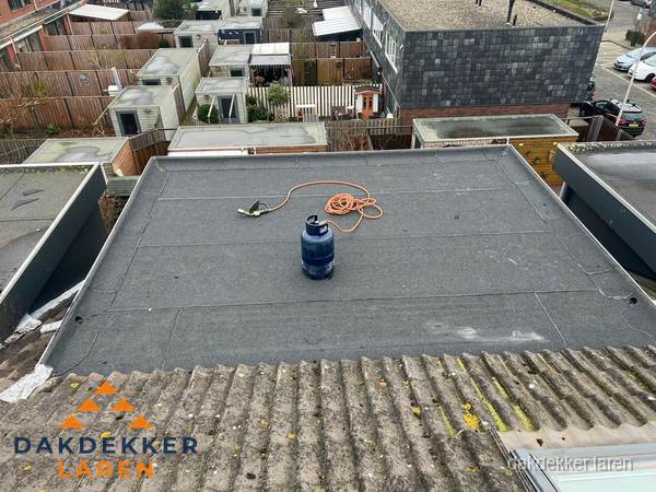 Plat dak met bitumen dakbedekking en brander in Laren Plat dak met bitumen dakbedekking en brander in Laren