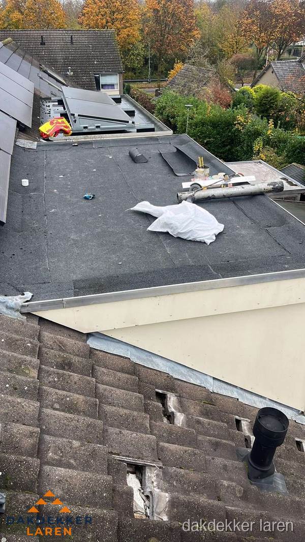 Beschadigde dakbedekking op plat dak voor reparatie in Laren Beschadigde dakbedekking op plat dak voor reparatie in Laren