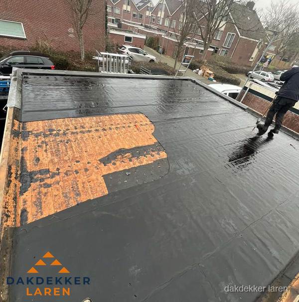 Dakdekker brengt EPDM dakbedekking aan op plat dak in Laren Dakdekker brengt EPDM dakbedekking aan op plat dak in Laren